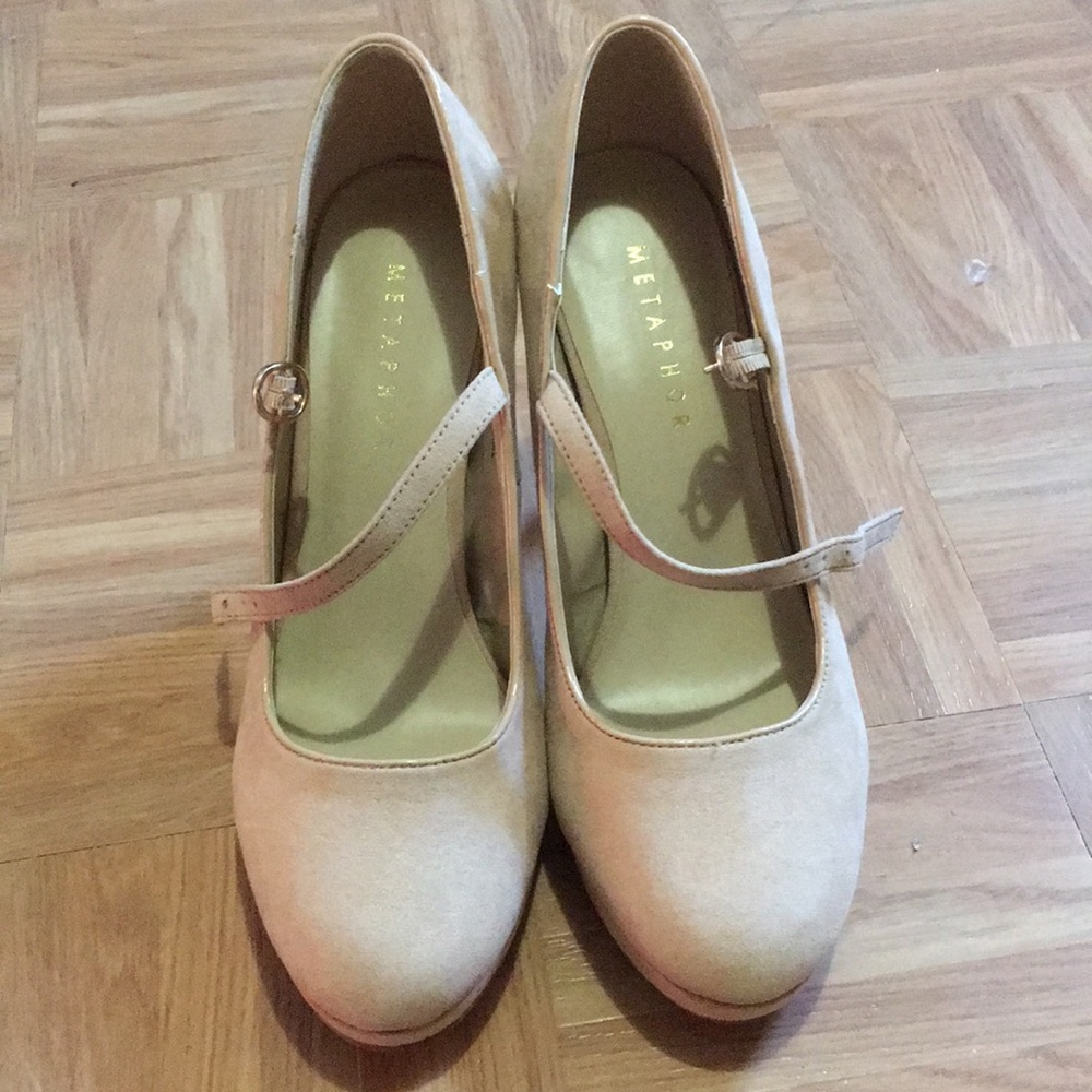 Metaphor Women's Bergen Tan Platform Pumps